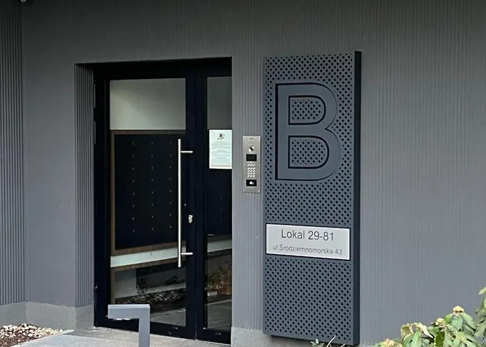 Nowoczesny Z Garazem I Balkonem Mokotow